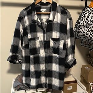 Ava & Viv Black and White Casual Button Down Shirt 3X